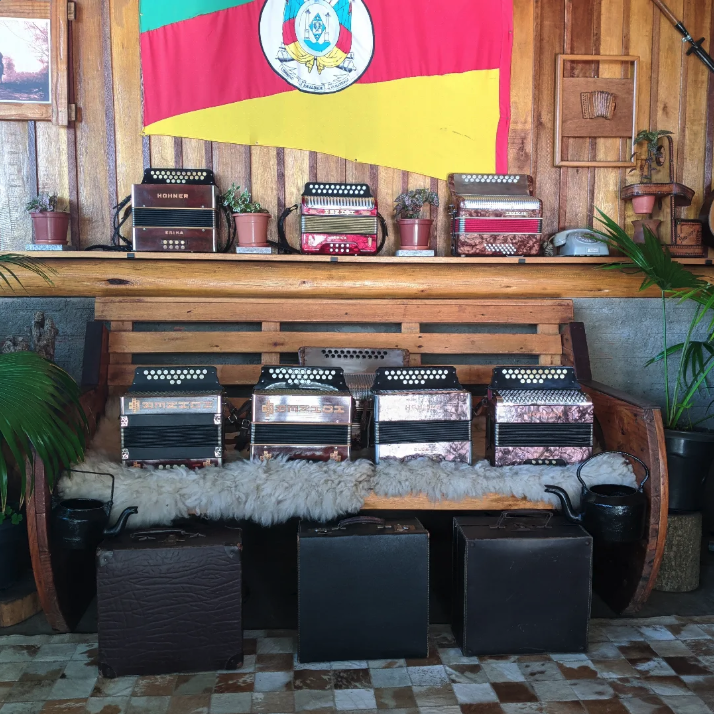 Interior com gaitas gaúchas